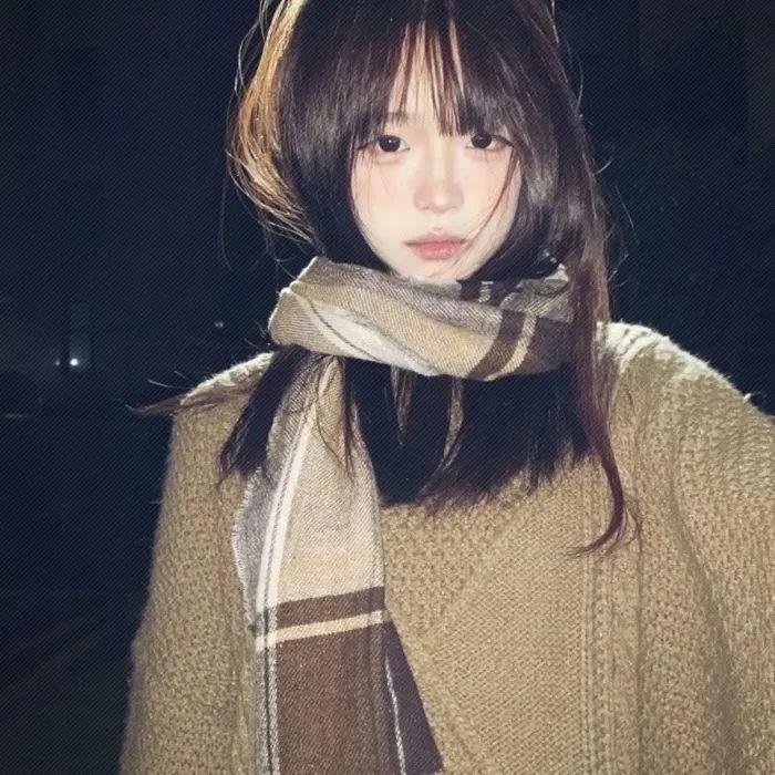 走在雪地上的人